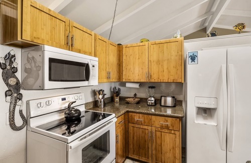 Historic Kailua Village House | "Kona Sunset House" on Walua: Breathtaking Ocean Views with Incredible Pool!