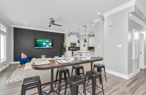 Northside House | La Casa Blanca-Rooftop Skyline with Gameroom