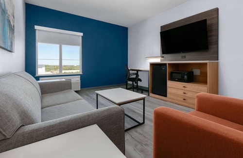 Burleson Hotel | La Quinta Inn & Suites by Wyndham Ft. Worth - Burleson