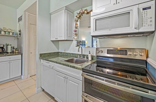 Historic Lahaina Front Street Condo | Lahaina Shores Mountain View Studio 628