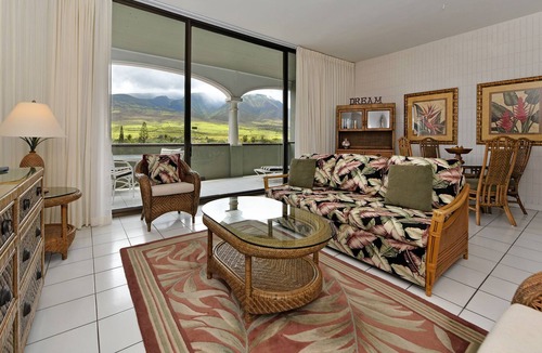 Historic Lahaina Front Street Condo | Lahaina Shores Penthouse with Sweeping Mountain Views - 1 Bd/2 Ba