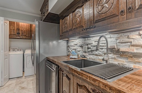 Granbury Cabin | Lake Access ⛵️ Pool 🏖️ Private Patio 🦜BBQ 🌭 WiFi 💻 Free Parking 🏎️ Pet Friendly 🐾