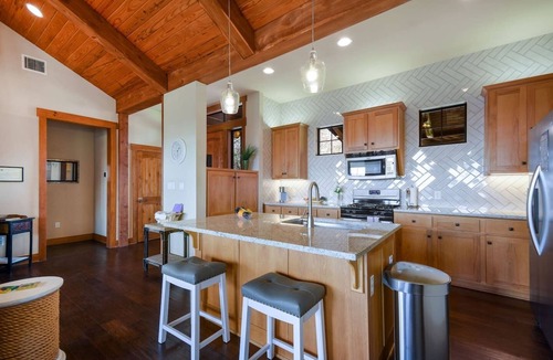 Leander House | Lake Cabin Retreat at Hollows | Lake Travis Views and Pools