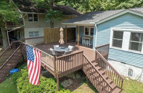 Seneca House | Lake Front Cottage on Keowee
