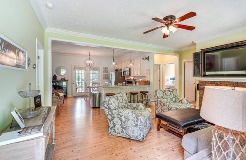 Henrico House | Lake Gaston Waterfront w Private Dock & Kayaks
