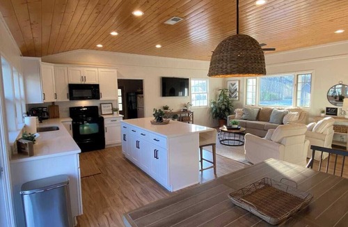 Fair Play Cabin | Lake Hartwell Waterfront Retreat w/Dock, Hot Tub & FirePit
