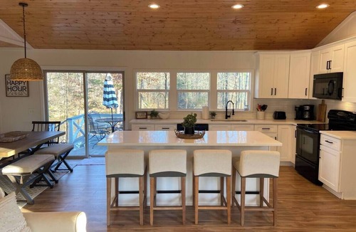 Fair Play Cabin | Lake Hartwell Waterfront Retreat w/Dock, Hot Tub & FirePit