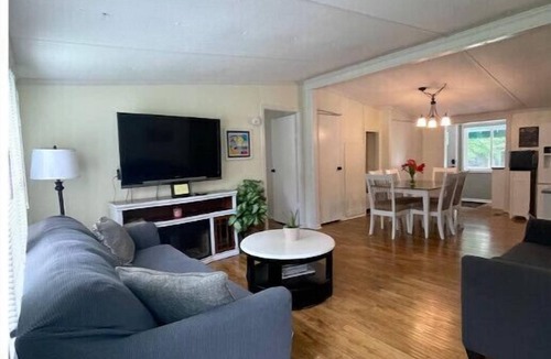 Sneads Ferry Cottage | Lake House w/pool 10min to beach Dog friendly