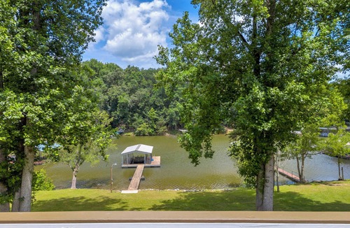 Lavonia Cabin | Lake It Easy – Cozy Hartwell Retreat with Big Dock & Stunning Views