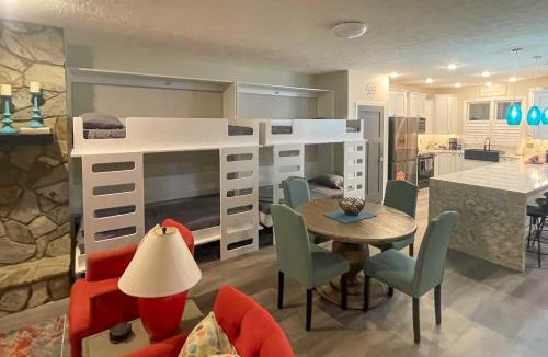 Salem House | Lake Keowee Resort Condo w/Balcony & Pool Access!