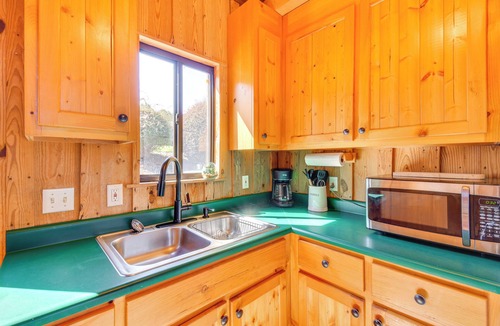 Six Mile Cabin | Lake Keowee Retreat: Idyllic Six Mile Cabin!