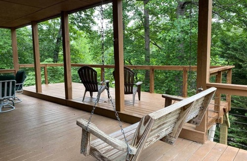 Murrayville House | Lake Lanier Hideaway Lakefront with Game Room and Dock