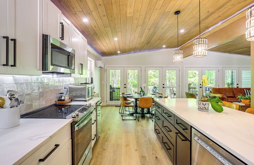 Gainesville House | Lake Lanier Living! Retreat w/Dock, Deck & Sauna