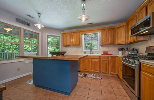 Lake Lure House | Lake Lure-Rumbling Bald-Large Family Friendly-No Steps 1st floor-Games/Playroom