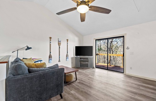 Seneca Condo | Lakefront 2-bedroom 2 bath condo , 1 of 3 condos available. Unit 963