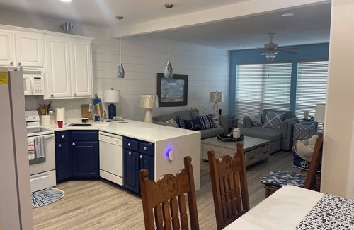 Granbury House | Lakefront Breezy Bungalow Chalet in Granbury