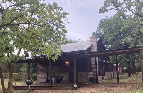 Buchanan Dam Cabin | LAKEFRONT CABIN!! 😎 FISHING OASIS🔥