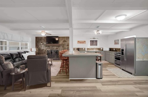 Eclectic Apartment | Lakefront Cabin With Private Dock