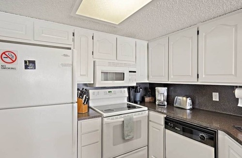 Briarcliff Condo | Lakefront Condo w/Boat Slip+Pool+Hot tub