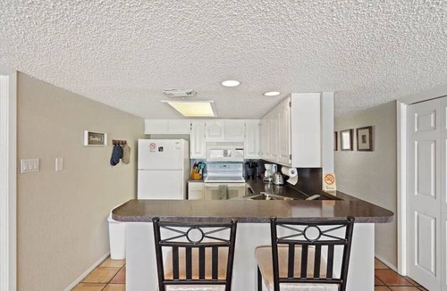 Briarcliff Condo | Lakefront Condo w/Boat Slip+Pool+Hot tub