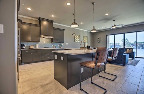 Montgomery House | Lakefront, Dock, BBQ Grill, Laundry, EV Charging, Ample parking
