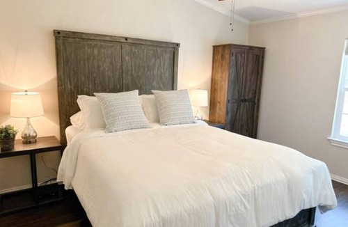 Enchanted Oaks House | Lakefront Escape l Cedar Creek Lake - Hot Tub!