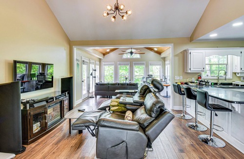 Murrayville House | Lakefront Escape w/Dock & Fire Pit: Sleeps 12