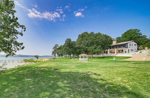 Hoyt House | Lakefront Eufaula Escape w/Dock + Private Beach!