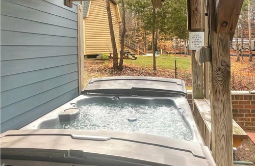 Henrico House | Lakefront, Hot Tub, Firepit, 6BR house, Pet Friendly, , Game room, Kayaks