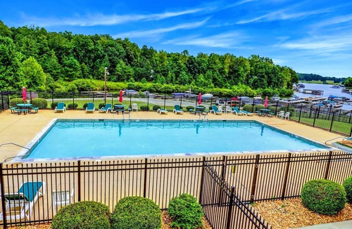 Mineral House | Lakefront Lake Anna 5 Suites, Dock, Beach