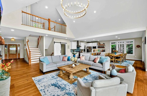 Mineral House | Lakefront Lake Anna 6-Suites, Hot Tub