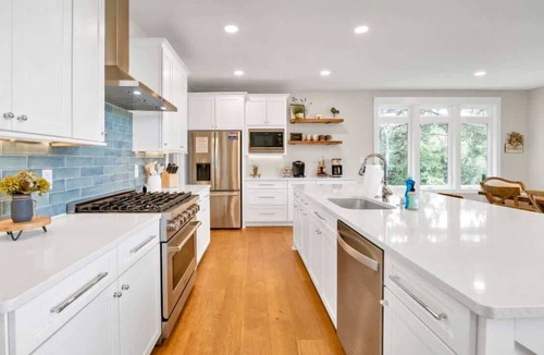 Mineral House | Lakefront Lake Anna 6-Suites, Hot Tub