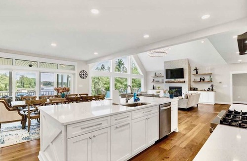 Mineral House | Lakefront Lake Anna 6-Suites, Hot Tub