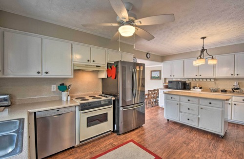 Lavonia Cottage | Lakefront Lavonia Cottage w/2-Story Dock!