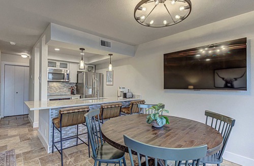 Horseshoe Bay Condo | Lakefront LBJ Escape - Boat Slip & Sleeps 8