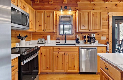 Old Fort Cabin | Lakefront Lodge: 2 King Suites, Game Room, Kayaks & Fire Pit!
