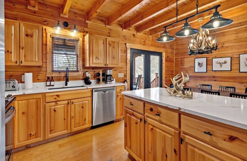 Old Fort Cabin | Lakefront Lodge: 2 King Suites, Game Room, Kayaks & Fire Pit!