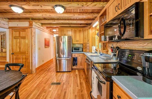 Bumpass House | Lakefront Log Cabin at Lake Anna, Dock, Deck