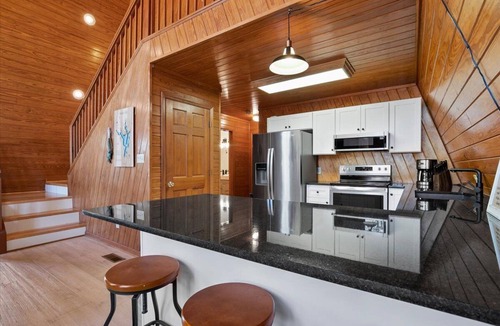 New London Cabin | Lakefront Retreat on Quiet Cove, Dock, Fire Pit, King Bed- close to Uwharrie