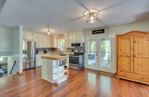 Bracey Cottage | Lakefront Vacation Rental w/Views & Hot Tub!
