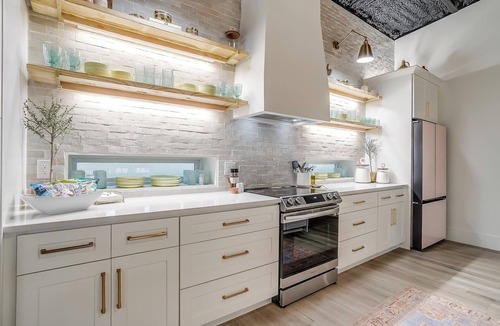 Dennis House | Lakefront Wellness Retreat · Pool · Sauna · Hot Tub