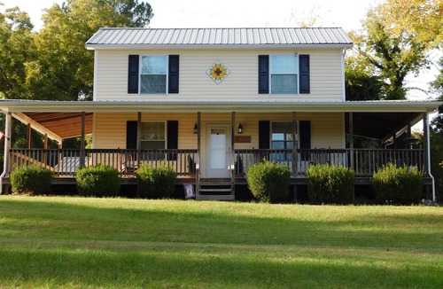 Clarksville House | Lakehouse in town with boat slip at Marina