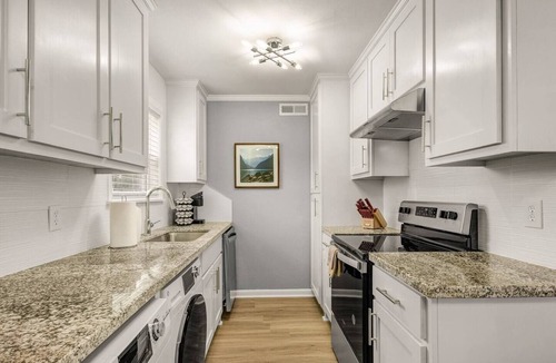College Station Apartment | Lakeside: First floor/King Beds