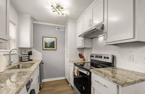 College Station Apartment | Lakeside: First floor/King Beds
