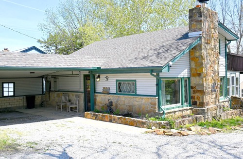 Fall River Cabin | Lakeside Ranch-Themed Loft Cabin w/Full Entertainment Patio!