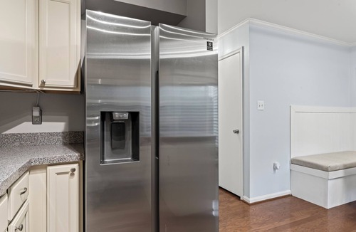 West Falls Church House | Lakeside Stay: Metro, INOVA, Dining &Shops Nearby