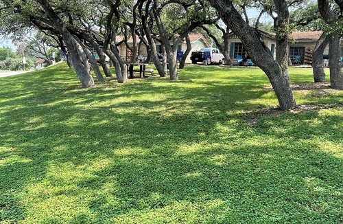 Volente Cabin | LakeTravis Bungalow #4: Free waterpark walk to marina, dining, beach, lake