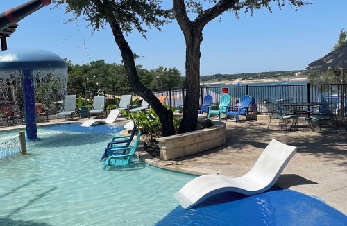 Volente Cabin | LakeTravis Bungalow 5: Free waterpark & Low clean fee