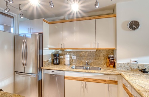 Honokowai Condo | Lanai Building w/AC! 100% Oceanfront -The Mahana 8th floor, 1BR/2BATHROOMS!