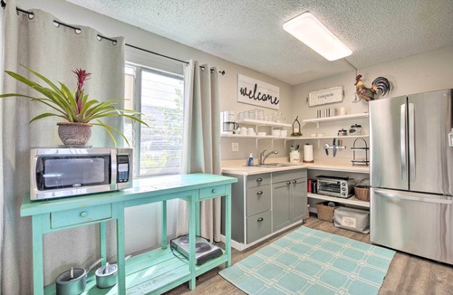 Historic Kailua Village Condo | Lanai & Community Pool Access: Sunny Central Condo
